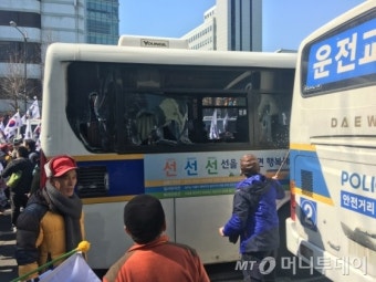 태극기 시위대, 헌재 돌진중…버스탈취·죽창도 등장