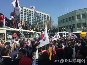 태극기 시위대 부상자 속출, 경찰 