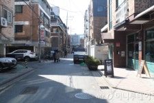 골목길로 뜬 망리단길, 어느새 프랜차이즈 북적