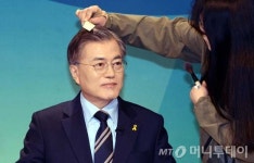 [사진]머리 빗는 문재인 후보