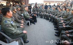 [사진]공작사 장병들 만난 문재인 후보