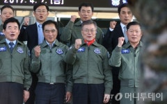 [사진]공작사 방문한 문재인 후보