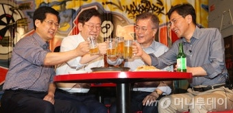 [사진]문재인-안희정-이재명-최성 '맥주 한 잔 합시다'
