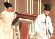 [사진]축사 순서로 항의받고 내려가는 문재인 후보