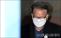 [사진]법정 들어서는 김기춘