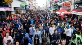 [사진]원주 중앙동 시장길 가득 메운 문재인 지지자들