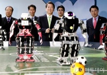 [사진]로봇 축구게임 하는 안철수 후보