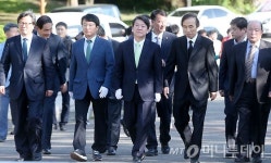 [사진]대구 2.28 기념탑 찾은 안철수 후보