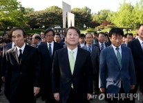[사진]안철수 후보 2.28 기념탑 참배