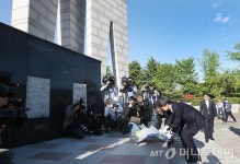 [사진]안철수 후보, 대구 2.28 기념탑 참배