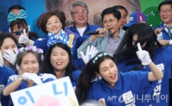 [사진]진선미-김광진 유세는 신나게