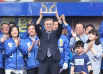 포항 찾은 문재인 대구경북이 호구인가 보수 균열 공략