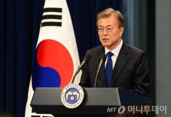 文대통령, 신임 민정·인사·홍보수석 및 총무비서관과 상견례