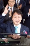 [사진]손 흔드는 김주현 대검 차장검사