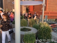 중년은 추억에 푹, 청년은 중림동 카페로…서울로 가보니