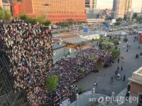 중년은 추억에 푹, 청년은 중림동 카페로…서울로 가보니