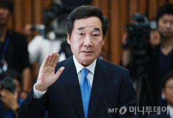 [사진]이낙연 국무총리 후보자 인사청문회 선서