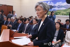 [사진]모두발언하는 강경화 후보자