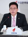 정우택 文대통령, 쇼통·불통·먹통·호통의 4통