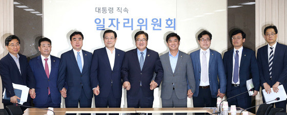 우상호 정무수석, 국회 방문하며 추가경정예산 신속 절차 요청, 정쟁 대응 당부