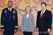 [사진]강경화 장관, 주한 미 대사대리 및 사령관 접견