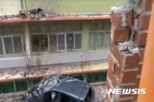 초등학교에 날아든 승용차…학생 7명 다쳐