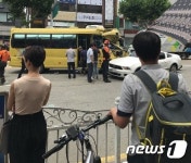 어린이집 버스, 차량 충돌 후 인도로 돌진…11명 사상