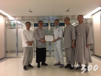 십시일반 모은 성금...백혈병 투명 동료 군종법사에 전달