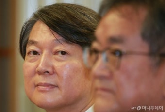 [사진]혁신위원장 바라보는 안철수 당대표 후보
