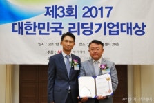 크루메이트·오성정보통신·네이처포, 리딩기업대상 2년 연속상 수상