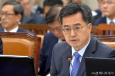 野, 文정부 복지 지속성 비판…김동연 부총리 반박