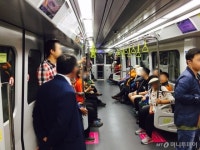 우이신설선 타보니…북한산 가자 등산객으로 북적