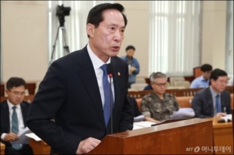 [사진]북핵 관련 현안보고하는 송영무 국방장관