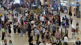 최장 열흘 황금연휴 확정…여행가자, 우리 회사는?