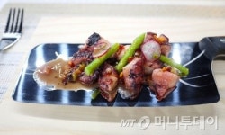“칼 위에 음식이 놓인다고?” (주)영신칼스토리 옥상에서 열린 팝업 레스토랑