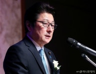 [사진]축사 전하는 마츠야마 마사지 일본 1억총활약 담당대신
