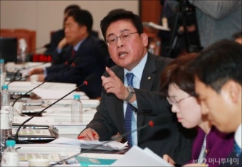 [사진]함승희 강원랜드 사장에게 호통치는 정우택 의원