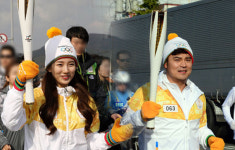 운송·배송 말고… 성화는 왜 봉송한다고 하지?