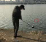 한강에서 골프치고 나이스샷~…안걸리면 되지?