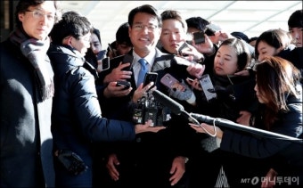 [사진]미소 지으며 검찰 들어서는 김태효