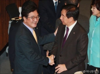 [사진]본회의장에서 만난 우원식-김성태