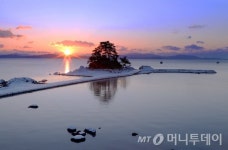 [사진]장흥군, 눈 덮인 소등섬 찬란한 일출