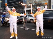 [사진]평창 성화 봉송하는 신동빈 회장