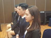 취업난 청년, 긴장감 백배 취업 면접에서 살아남기