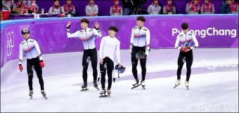 [사진]관중들에게 인사하는 남자계주 대표팀