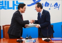 [사진]한국지엠 정상화 결의문 전달하는 송하진 전북지사