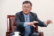 오토바이로 30년, 전기차로…미래 30년 도약의 시작