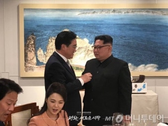 [포토is…] 문대통령-김정은, '물냉'으로 통일…'남북정상회담 B컷'