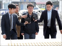 [사진]경찰 출석하는 김경수 의원 전 보좌관 한모씨