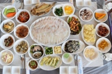 힐링 휴양지로 뜨는 충남 태안, 숨은 맛집 가볼까
